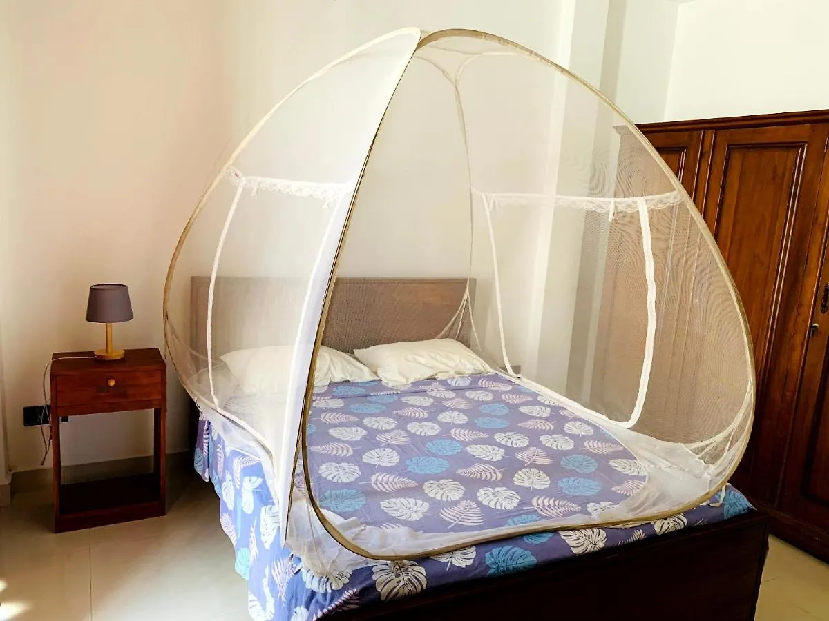 Villa Avi - Near Airport 니곰보 0*,  스리랑카