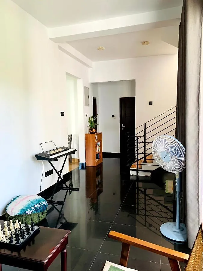 Villa Avi - Near Airport 니곰보 B&B