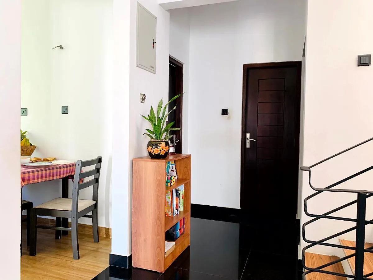 Villa Avi - Near Airport 니곰보